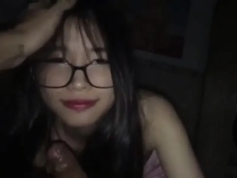 Người vợ đi ca đêm, lẻn sang trọ để em học sinh kính cận liếm cu